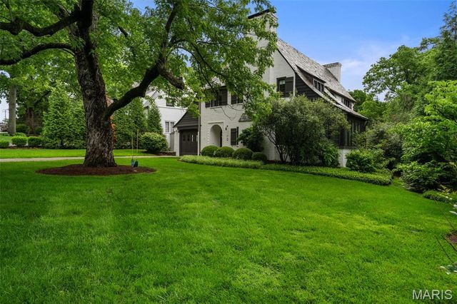 27 Ridgetop Drive, Richmond Heights, MO 63117