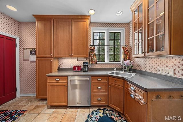 27 Ridgetop Drive, Richmond Heights, MO 63117