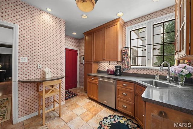 27 Ridgetop Drive, Richmond Heights, MO 63117