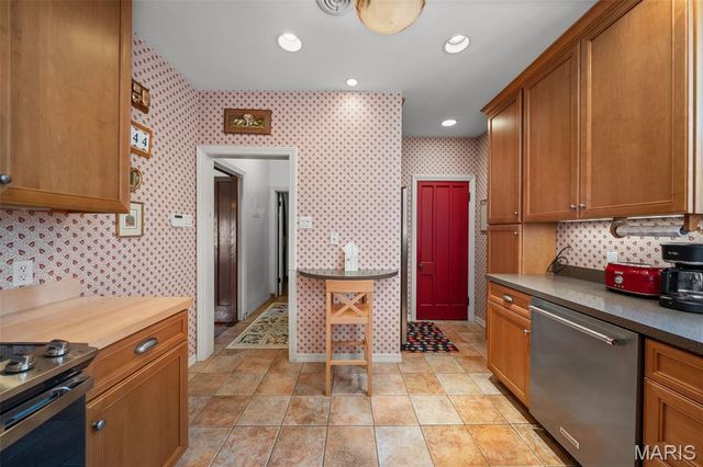27 Ridgetop Drive, Richmond Heights, MO 63117