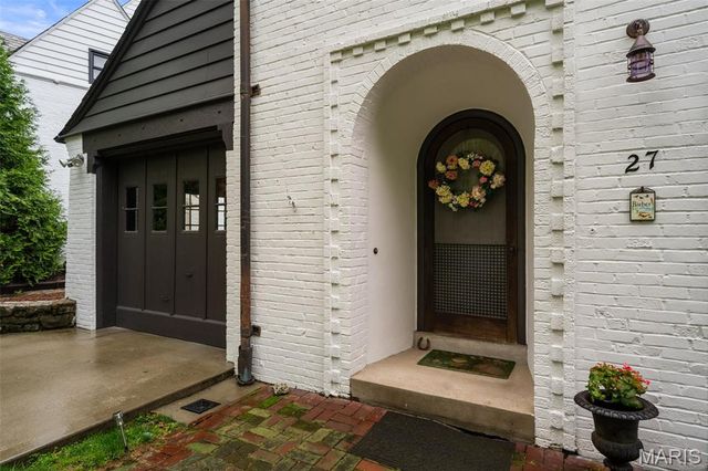 27 Ridgetop Drive, Richmond Heights, MO 63117