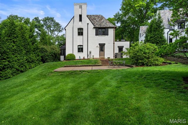 27 Ridgetop Drive, Richmond Heights, MO 63117