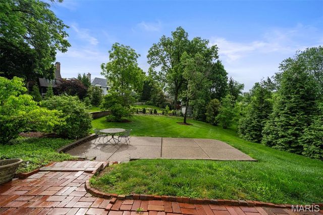 27 Ridgetop Drive, Richmond Heights, MO 63117