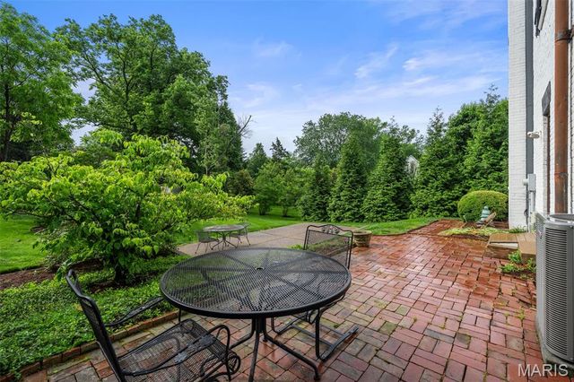 27 Ridgetop Drive, Richmond Heights, MO 63117