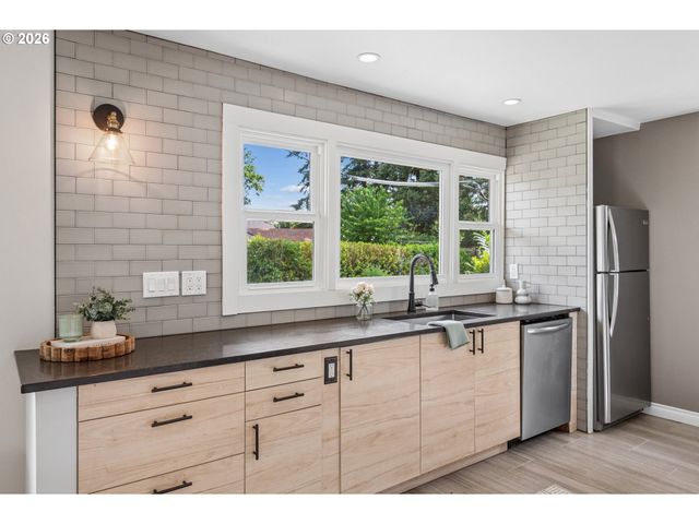 5811 Se HENDERSON St, Portland, OR 97206
