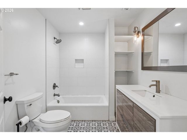 5811 Se HENDERSON St, Portland, OR 97206
