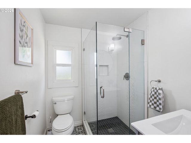 5811 Se HENDERSON St, Portland, OR 97206