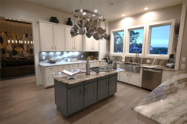 38 Fairway Park, Montgomery, TX 77356