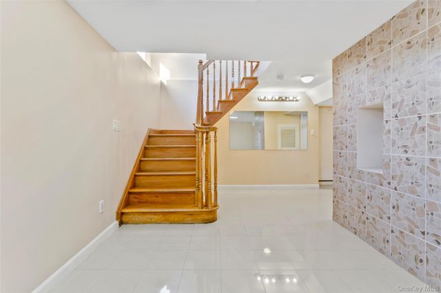 20 Heywood Street, New Hyde Park, NY 11040