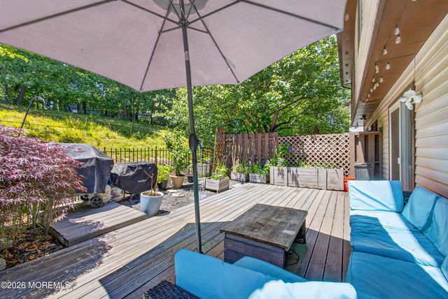 6 Swan Road, Howell, NJ 07731