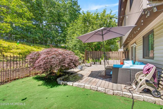 6 Swan Road, Howell, NJ 07731