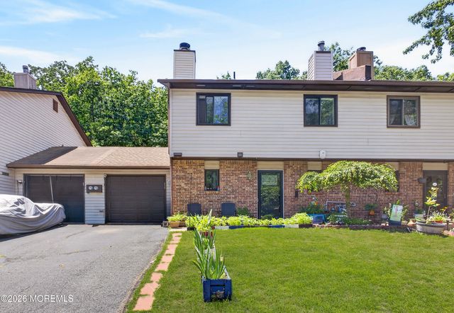 6 Swan Road, Howell, NJ 07731