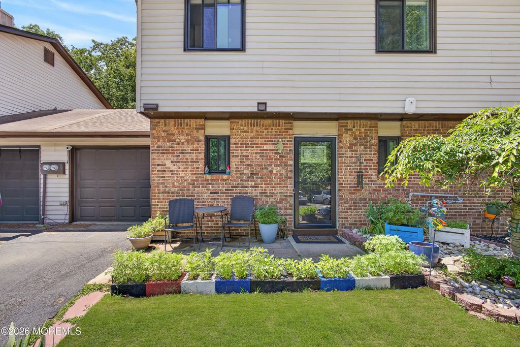 6 Swan Road, Howell, NJ 07731