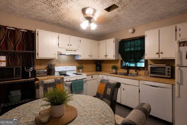 2594 Morgan Lake Drive NE, Marietta, GA 30066