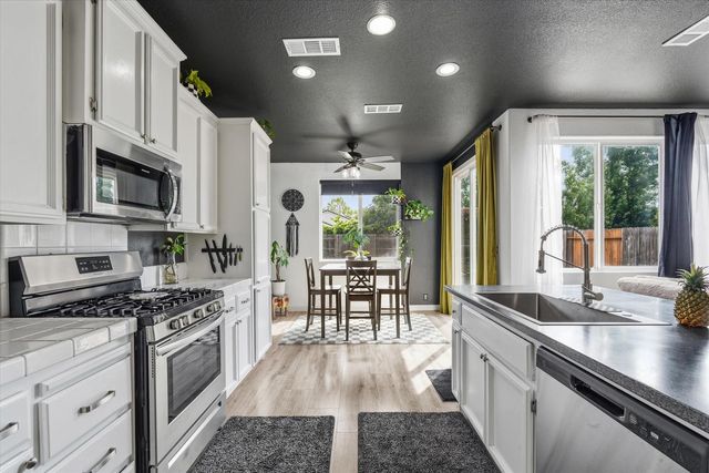 2411 Independence Trl, Plumas Lake, CA 95961