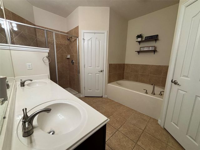 104 Avery Springs Lane, Dickinson, TX 77539