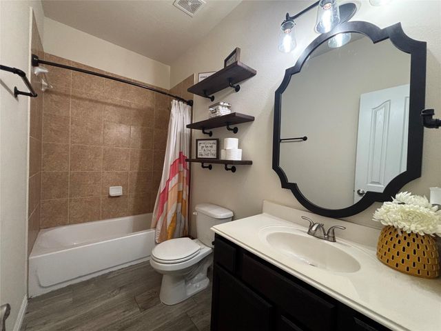 104 Avery Springs Lane, Dickinson, TX 77539