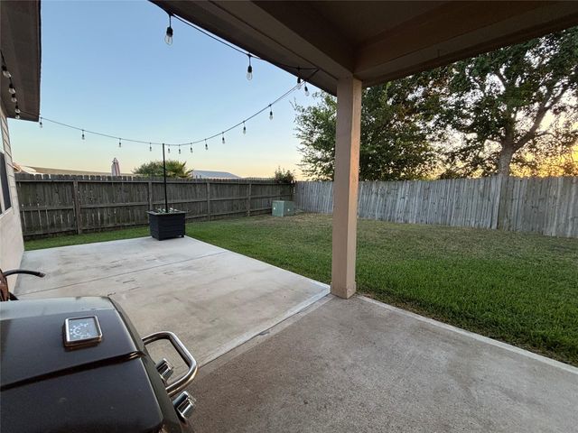 104 Avery Springs Lane, Dickinson, TX 77539