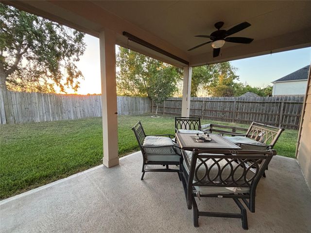 104 Avery Springs Lane, Dickinson, TX 77539