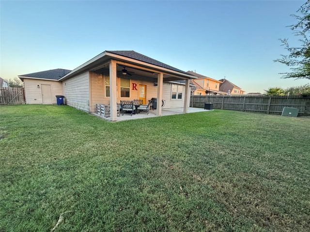 104 Avery Springs Lane, Dickinson, TX 77539