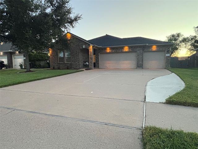 104 Avery Springs Lane, Dickinson, TX 77539