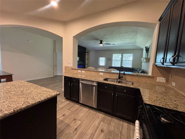 104 Avery Springs Lane, Dickinson, TX 77539