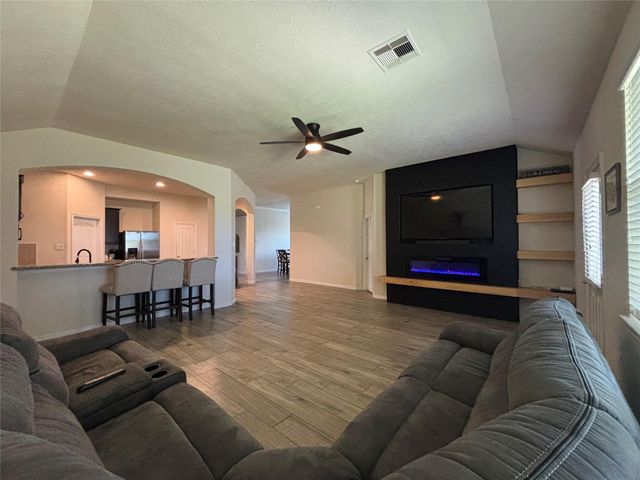 104 Avery Springs Lane, Dickinson, TX 77539