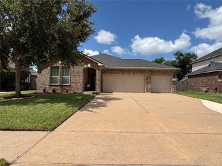 104 Avery Springs Lane, Dickinson, TX 77539