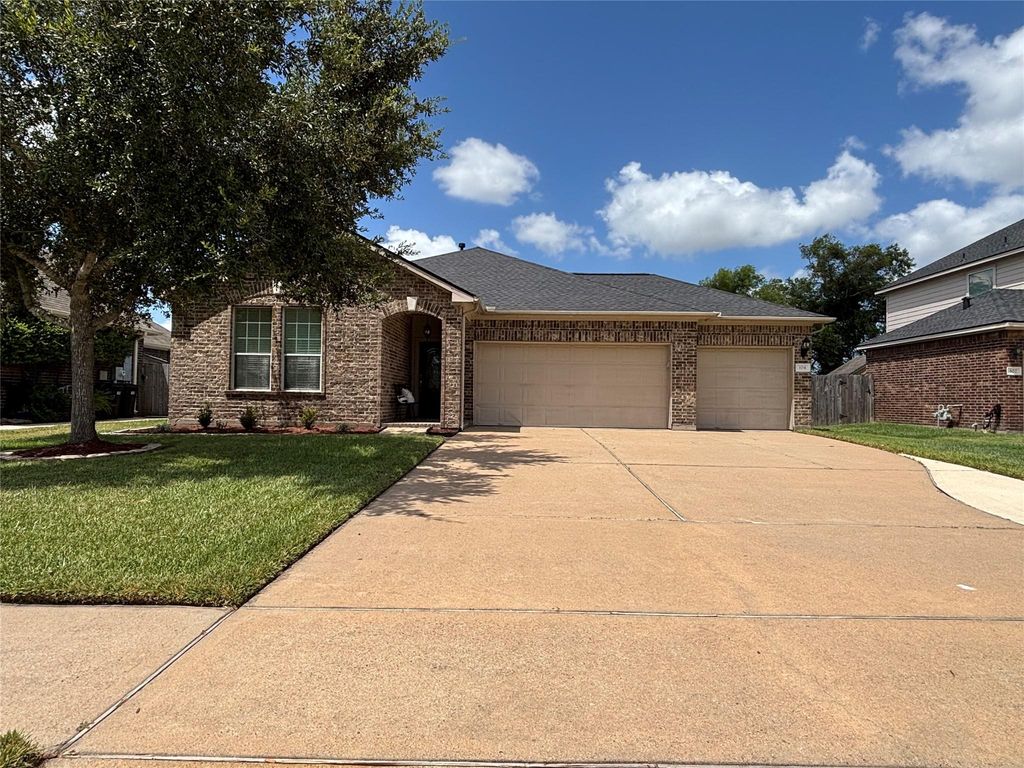 104 Avery Springs Lane, Dickinson, TX 77539