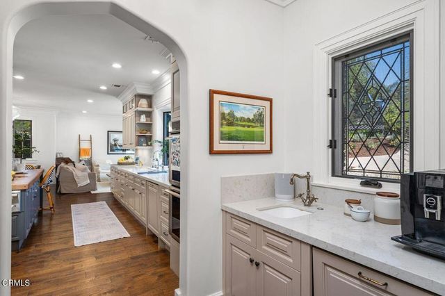 951 Descanso Drive, La Canada Flintridge, CA 91011