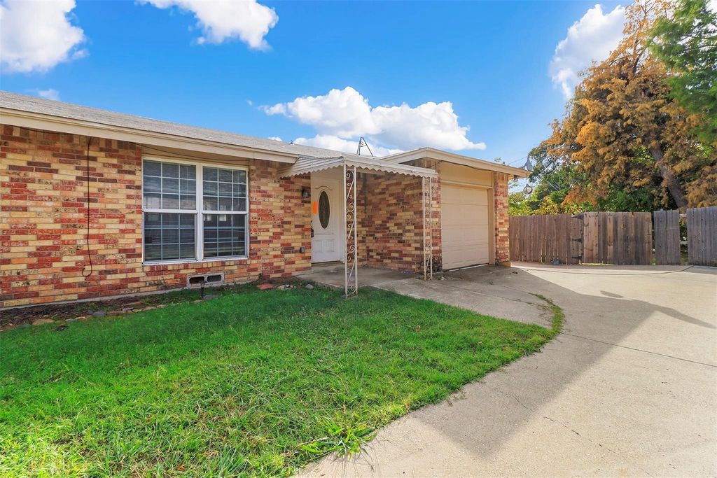 807 Ash Lane, Cedar Hill, TX 75104
