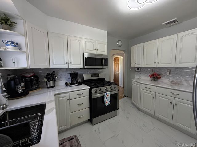 8 Cedarlawn Boulevard, Valley Stream, NY 11580