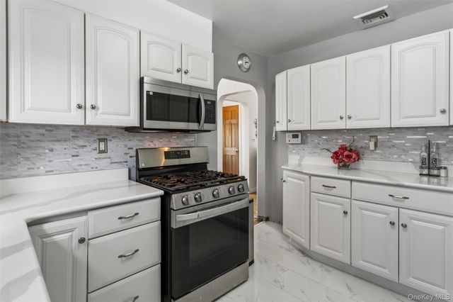 8 Cedarlawn Boulevard, Valley Stream, NY 11580