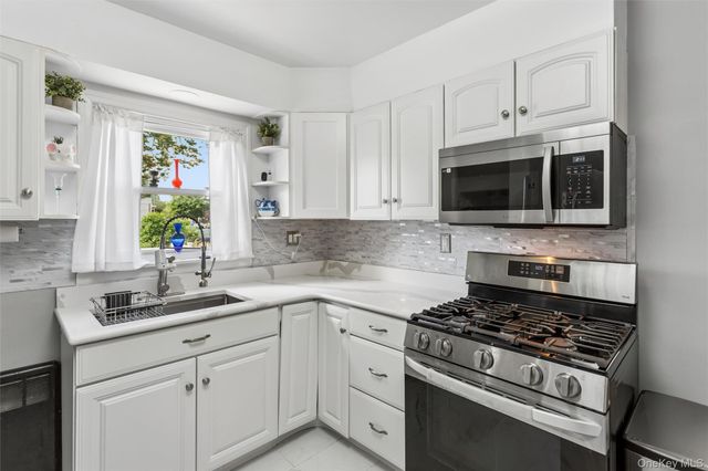 8 Cedarlawn Boulevard, Valley Stream, NY 11580