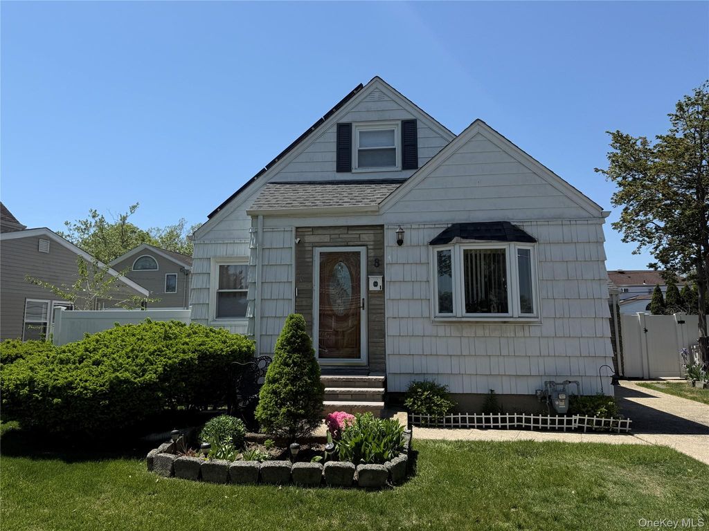 8 Cedarlawn Boulevard, Valley Stream, NY 11580
