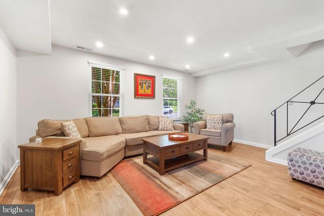 2416 N DEARING ST, Alexandria, VA 22302
