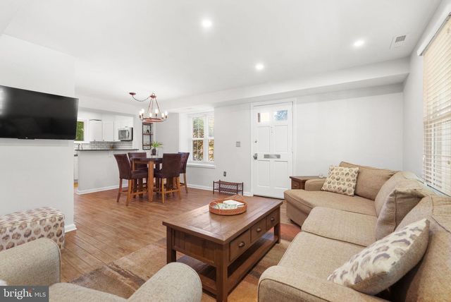 2416 N DEARING ST, Alexandria, VA 22302