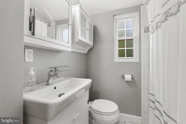 2416 N DEARING ST, Alexandria, VA 22302