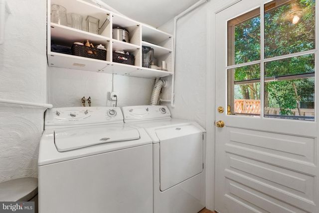 2416 N DEARING ST, Alexandria, VA 22302