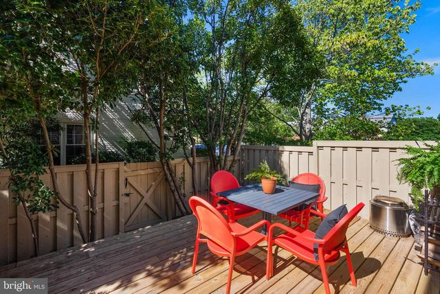 2416 N DEARING ST, Alexandria, VA 22302