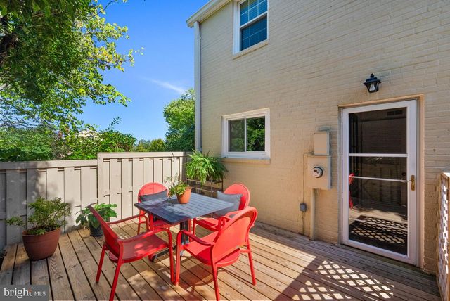 2416 N DEARING ST, Alexandria, VA 22302
