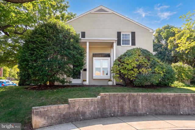 2416 N DEARING ST, Alexandria, VA 22302