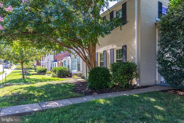 2416 N DEARING ST, Alexandria, VA 22302