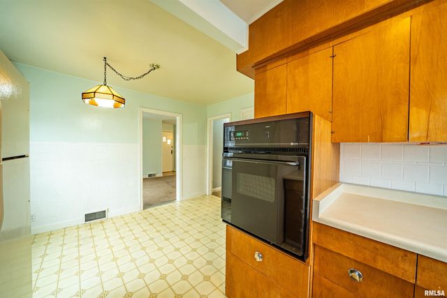 1227 STATE Street, Pekin, IL 61554