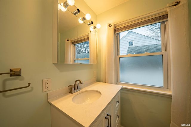 1227 STATE Street, Pekin, IL 61554