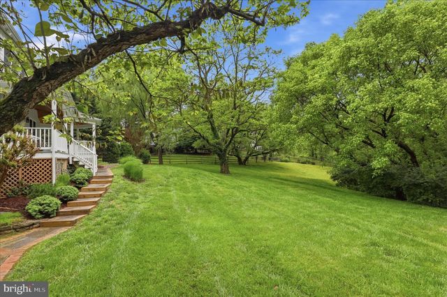 9833 SQUAW VALLEY DR, Vienna, VA 22182