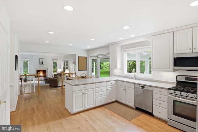 9833 SQUAW VALLEY DR, Vienna, VA 22182