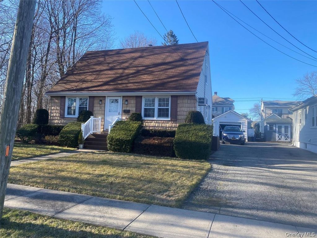 211 Mineola Avenue, Carle Place, NY 11514