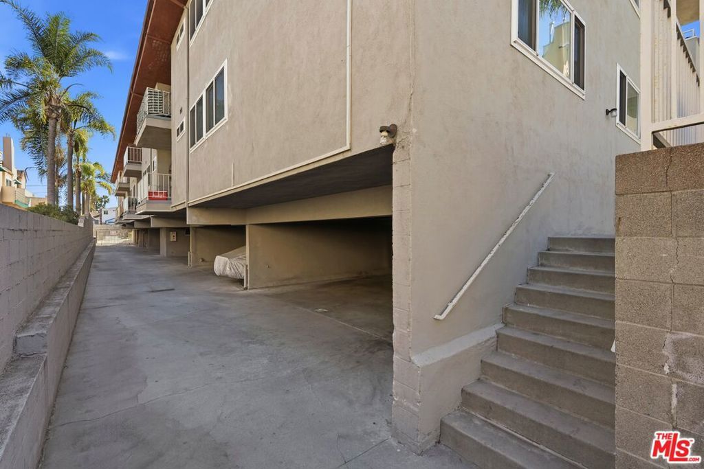 Image 11 of property listing at 427 E Tamarack Avenue, Inglewood, CA 90301