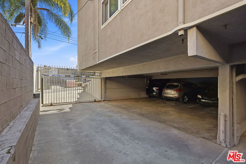 Image 13 of property listing at 427 E Tamarack Avenue, Inglewood, CA 90301